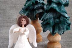 Vilten-engel-naast-kerstbomen