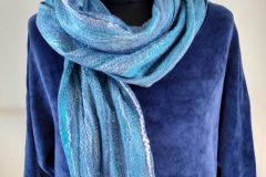 Vilten-sjaal-met-viscose-blauw-scaled