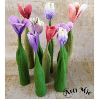 De lente komt eraan. Tijd voor vilten bloemen/tulpies in huis. Voor €12,50 p/stuk te koop. 🌷
#artimie #handmadefeltflowers #handgemaakt #viltentulpen #viltenbloemen #feltedflowers #voorjaarsdecoratie