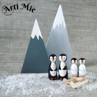 Deze gezellige familie is, vanaf morgen middag, te koop bij @hetzoetehuys in Zaltbommel. 
Afgewerkt met 2 lagen kindvriendelijke vernis dus geschikt om mee te spelen. (Voor kinderen boven de 3 uiteraard) 
Poppetjes en verf van @houtenhobby.nl .

#artimie #handgeverfd #pegdolls #pegdollart #seizoenstafelwinter #winterdecoratie #kegelpoppetjes #pinguin #penguin #pegdollset #pegdollwinter