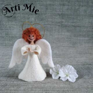 Ze zijn er weer... De vilten engeltjes.👼 Mooi voor kerst. Hoewel er ook genoeg andere redenen zijn om er iemand een cadeau te doen. Als "beschermengel" of om een "reddende engel" te bedanken. Of voor iemand met "engelen geduld". Of....
Ze zijn verkrijgbaar in verschillende haarkleuren en -stijlen. En je kunt kiezen uit vleugels 1 of vleugels 2. Wat heeft jouw voorkeur? 🤔
Ze zijn €17,50 per stuk.
#artimie #handgemaakt #viltenengel #engelvanvilt #origineelcadeau #kerstdecoratie #voorindekerstboom #beschermengel #feltedangel #christmasdecorations