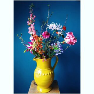 Even een heel ander bericht dan het gebruikelijke vilt. 😊 Ik heb van de week deze prachtige vaas gekocht voor op het werk. Het super mooie boeket zijden bloemen is door @bloemenboetiek_sonia gemaakt. Ik ben er zelf helemaal verliefd op. 🥰
#eenbeetjekleuropdewerkvloer
#zijdenbloemen