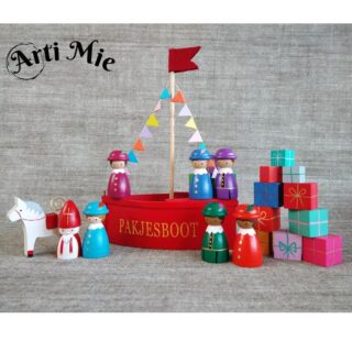 Gelukkig is mijn stoomboot niet gezonken. Een hoop sinterklaas gezelligheid hier dus. De poppetjes zijn allemaal 2x gevernist (is dat eigenlijk een woord 🤔) met speciale kindveilige vernis. Super leuk als schoen cadeautje. 
Sint €6
Piet €5
Ozosnel €7
Groot cadeautje €2
Klein cadeautje €1,50

#artimie #handbeschilderd #kegelpoppetjes #pegdolls #pegdollart #seizoenstafelfiguren #seizoenstafel #sinterklaas #sint #sintenpiet #pegdollset #houtenpoppetjes #sinterklaasdecoratie #houtenhobby